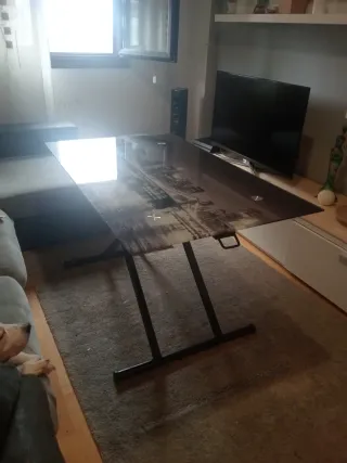 Mesa elevable de cristal y metal.  Cerca de oviedo