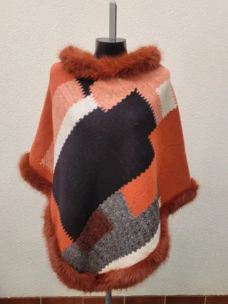 Poncho de lana con cuello de pelo