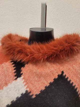 Poncho de lana con cuello de pelo