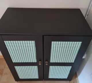 Mueble de salón negro con detalles verdes