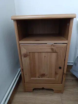 URGE Mesita de noche de madera