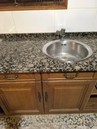 Cocina completa con encimera.