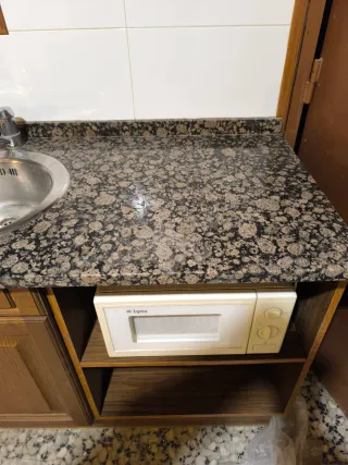 Cocina completa con encimera.