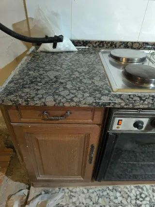 Cocina completa con encimera.