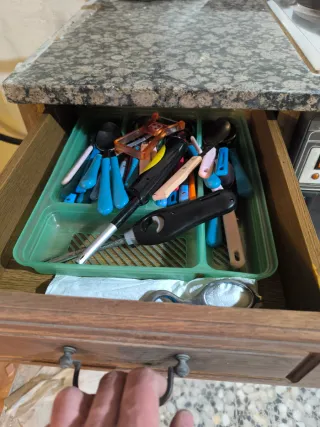 Cocina completa con encimera.