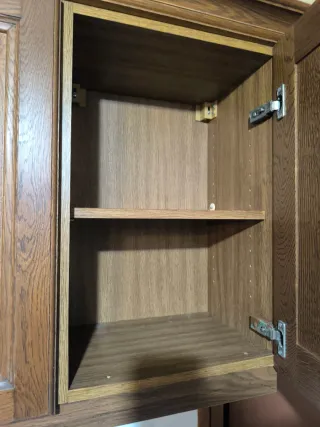 Cocina completa con encimera.