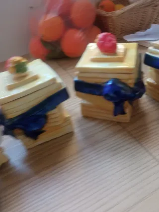 Teteras y galletero de cerámica