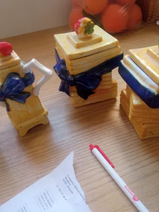 Teteras y galletero de cerámica