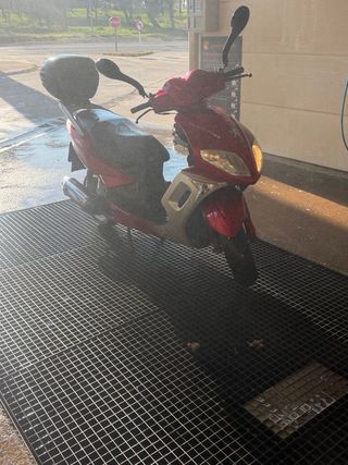 Peugeot 125 Scooter Roja y Plata