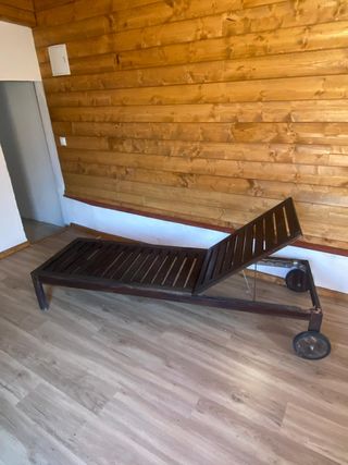 Tumbona de madera oscura