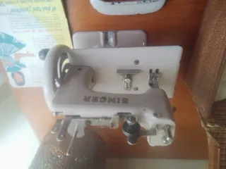 Máquina de coser Singer antigua de juguete