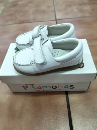 Zapatos blancos para bebé