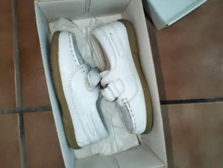 Zapatos blancos para bebé