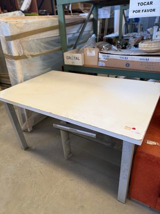 Mesa blanca con patas metálicas