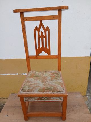 Silla de madera con asiento tapizado