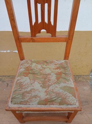 Silla de madera con asiento tapizado