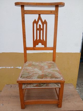 Silla de madera con asiento tapizado