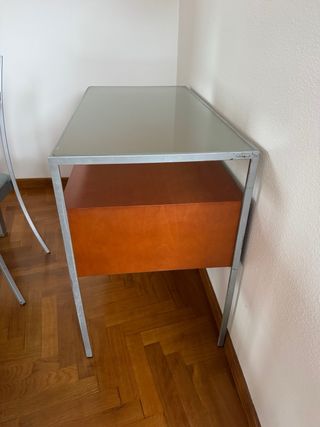 Mesa extensible, 4 sillas y aparador
