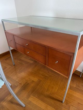 Mesa extensible, 4 sillas y aparador