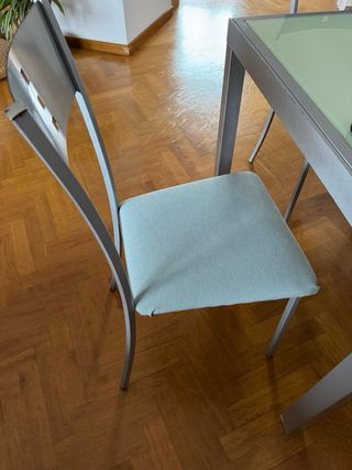 Mesa extensible, 4 sillas y aparador