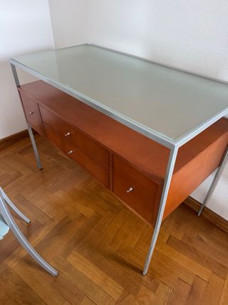Mesa extensible, 4 sillas y aparador