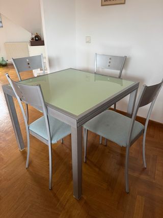 Mesa extensible, 4 sillas y aparador