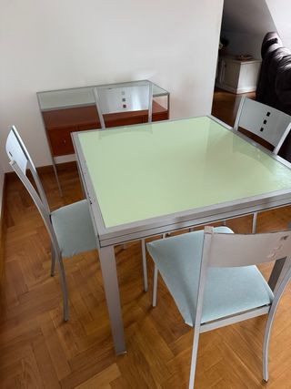 Mesa extensible, 4 sillas y aparador