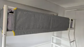 Litera Ikea con barrera de tela gris