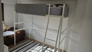 Litera Ikea con barrera de tela gris