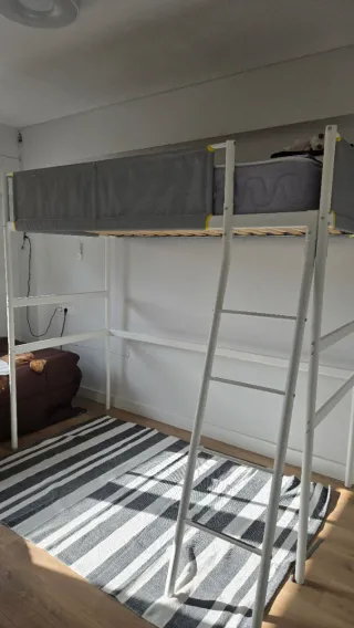 Litera Ikea con barrera de tela gris