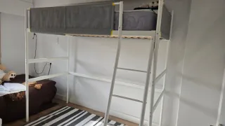 Litera Ikea con barrera de tela gris