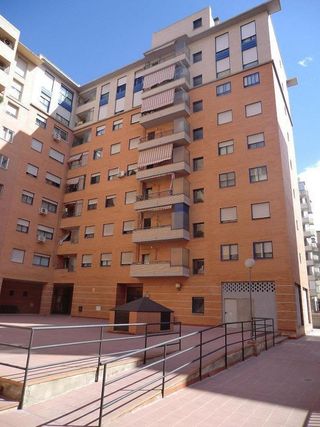 Local comercial en alquiler en Salvador Allende en Zaragoza