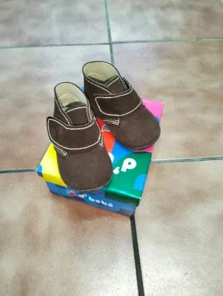Botitas de bebé marrones