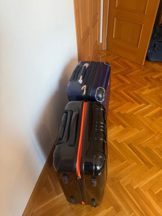 Maletas de viaje negras y azules