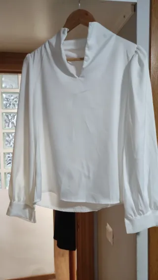 Camisa blanca elegante con botones perla