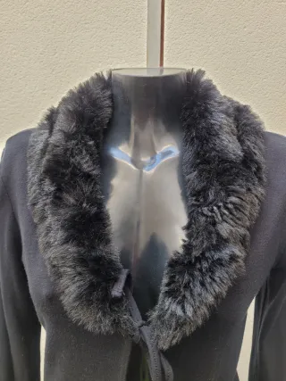 Chaqueta negra con cuello de pelo