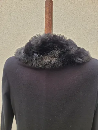 Chaqueta negra con cuello de pelo
