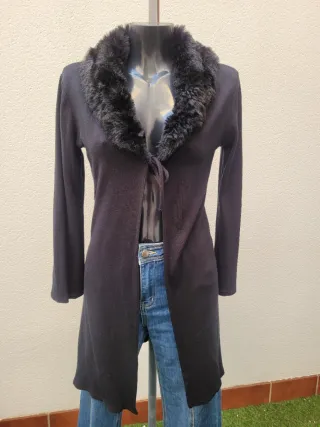 Chaqueta negra con cuello de pelo