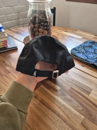 Gorra New Era Negra con Rosa