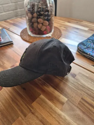 Gorra New Era Negra con Rosa