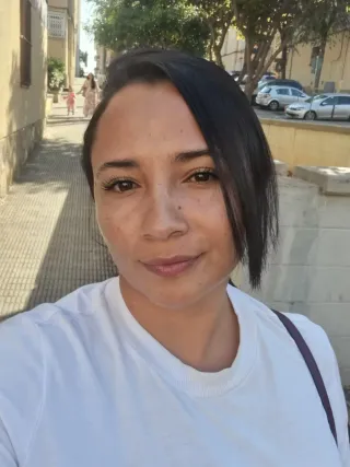 Chica colombiana de 30 años se ofrece para empleo