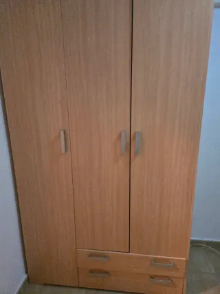 Armario de madera beige y marrón