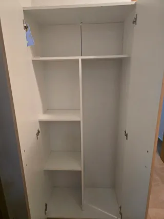 Armario de madera beige y marrón