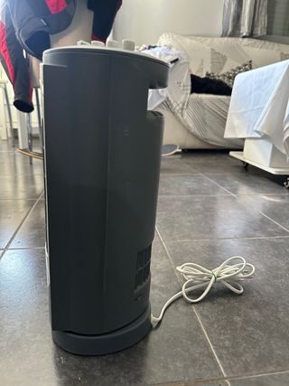 Mini ventilador de torre gris y blanco