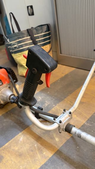 Desbrozadora LISTA con arnés y pantalla