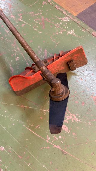 Desbrozadora LISTA con arnés y pantalla