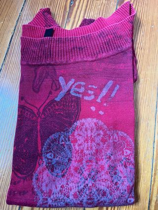 Jersey rojo manga larga con estampado