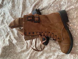 Botas marrones con cordones y hebillas