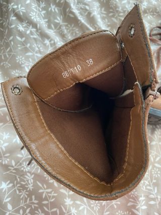Botas marrones con cordones y hebillas