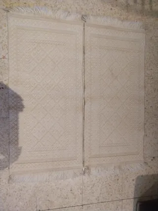 Par de alfombras de lana beige.
